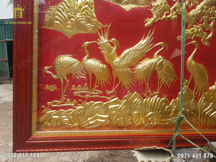 H&igrave;nh ảnh chim hạc l&agrave; biểu tượng cho sự trường thọ, được c&aacute;c nghệ nh&acirc;n chạm th&uacute;c sinh động